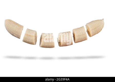 Geschälte Banane in Portionen auf weißem Hintergrund geschnitten. Stockfoto