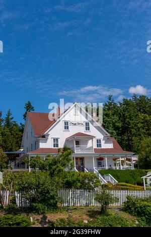 Das Orcas Hotel, ein historisches Gasthaus und Café aus dem Jahr 1904, befindet sich im Dorf Orcas auf der Insel Orcas auf den San Juan Inseln im US-Bundesstaat Washington. Stockfoto