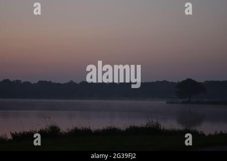 Am frühen Morgen vor Sonnenaufgang über dem See Stockfoto