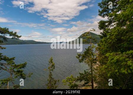 Blick auf den East Sound vom Obstruction Pass State Park Trail auf der Orcas Island auf den San Juan Islands im Bundesstaat Washington, USA. Stockfoto