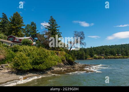 Blick auf das kleine Dorf Olga auf der Insel Orcas auf den San Juan Inseln im US-Bundesstaat Washington. Stockfoto