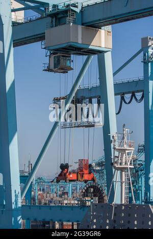 Die Containerkrane im Hafen von Algeciras Stockfoto