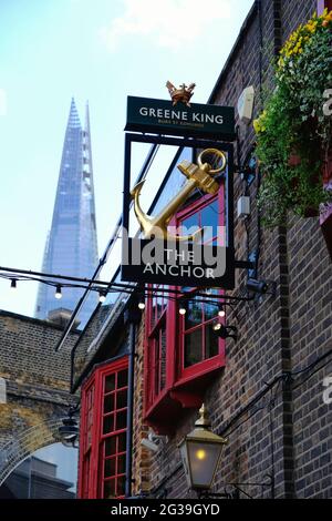 Beschilderung für Greene King Pub The Anchor Bankside mit dem Shard im Hintergrund. Seit 800 Jahren gibt es hier eine Kneipe. Stockfoto