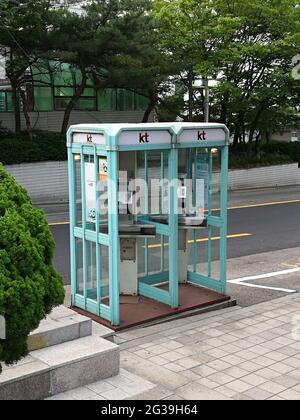 SEOUL, KOREA, SÜD - 28. Juni 2019: Zwei Telefonzellen der Korea Telecom nebeneinander. Seoul, Südkorea, 28. Juni 2019. Stockfoto