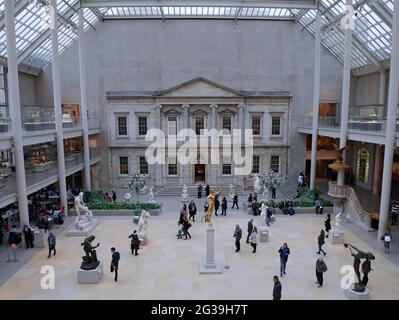 Der Charles Engelhard Court im Metropolitan Museum of Art ist ein heller, offener Raum, in dem sich die Besucher entspannen können, während sie sich unter amerikanische Kunst mischen Stockfoto