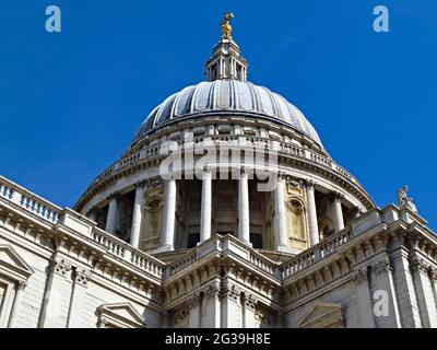 LONDON, VEREINIGTES KÖNIGREICH - 06. Apr 2011: Kuppel der St. Paul's Cathedral aus einem niedrigen Winkel, blauer Himmel. London, Großbritannien. April 2011 Stockfoto