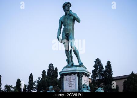FLORENZ, DEUTSCHLAND - 12. Jun 2021: David-Statue von Michelangelo in Florenz, während der blauen Stunde Stockfoto
