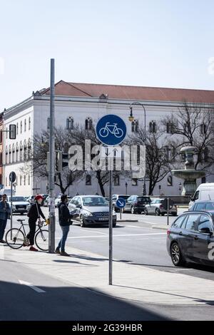 MÜNCHEN, DEUTSCHLAND - 12. Jun 2021: Fahrradstraßenschild in München mit Gebäude im Hintergrund, blaues Schild mit Fahrrad Stockfoto