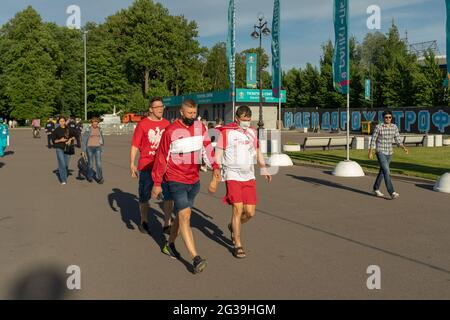 Fußballfans aus Polen gehen am 13. Juni zu einem Spiel zwischen Polen und der Slowakei, St. Petersburg, Russland Stockfoto