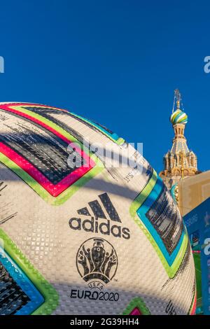 Riesiger offizieller Spielball der Euro uefa 2020-Meisterschaft, der in einer Fanzone im historischen Zentrum von St. Petersburg, Russland, spielt Stockfoto