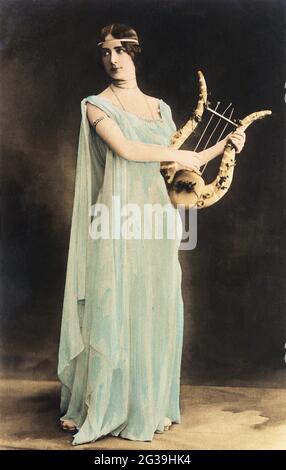 1900 Ca, FRANKREICH : der berühmte französische Tänzer und Sänger CLEO DE MERODE ( 1873 - 1966 ) , Liebhaber des belgischen Königs Leopold I. ( 1790 - 1865 ). Foto von Reutlinger , Paris - Belle Epoque - Re Leopoldo del Belgio - cortigiana - Kurtisane - Scollatura - Ausschnitt - Halsöffnung - Dekolleté - Halskette - collana - gioiello - gioielli - Schmuck - Schmuck - Lizenzgebühren - Reali - Adel - nobili - nobiltà - Herrin - Lira - cetra ---- Archivio GBB Stockfoto