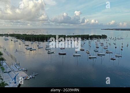 Luftaufnahme von Dinner Key Marina und Ankerplatz in Coconut Grove, Miami, Florida am frühen Sommermorgen Stockfoto