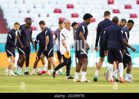 München, Deutschland. Juni 2021. Cheftrainer Didier Deschamps (C) aus Frankreich nimmt am 14. Juni 2021 an einem Training in München Teil. Frankreich wird am 15. Juni im deutschen München bei einem Spiel der UEFA-Europameisterschaft 2020 der Gruppe F gegen Deutschland antreten. Kredit: Shan Yuqi/Xinhua/Alamy Live Nachrichten Stockfoto