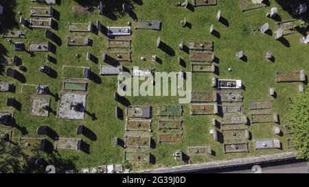 BEDFORD, VEREINIGTES KÖNIGREICH - 14. Jun 2021: Luftaufnahme der Kirche St. Mary und St. Helena im Dorf Elstow, Bedfordshire Stockfoto