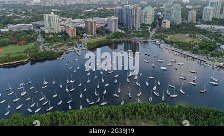 Luftaufnahme von Dinner Key Marina und Ankerplatz in Coconut Grove, Miami, Florida am frühen Sommermorgen Stockfoto