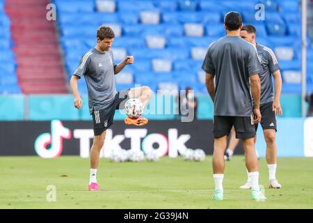 München, Deutschland. Juni 2021. Thomas Müller (L) aus Deutschland besucht am 14. Juni 2021 eine Trainingseinheit in München. Deutschland wird am 15. Juni im deutschen München bei einem UEFA Euro 2020 Championship-Spiel der Gruppe F gegen Frankreich spielen. Kredit: Shan Yuqi/Xinhua/Alamy Live Nachrichten Stockfoto