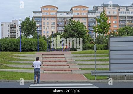 PRAG, TSCHECHISCHE REPUBLIK - 23. Jun 2010: Moderne Mehrfamilienhäuser in Letnany, einem Vorort von Prag mit weitläufigen öffentlichen Bereichen rund um die Gebäude. Tak Stockfoto