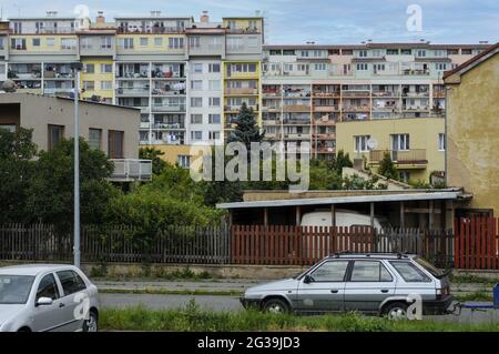 PRAG, TSCHECHISCHE REPUBLIK - 23. Jun 2010: Prag, Tschechien, 23. Juni 2010. Mehrfarbige Wohnhäuser in Letnany, mit teureren Häusern in der f Stockfoto