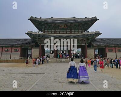 SEOU, KOREA, SÜD - 29. Jun 2019: Zwei Mädchen, die Hanbok tragen, betreten den Gyeongbokung Palast. Seoul, Südkorea, 29. Juni 2019. Stockfoto