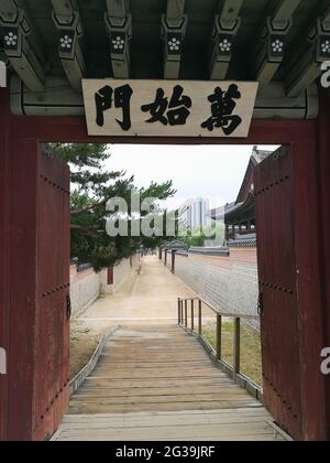 SEOUL, KOREA, SÜD - 29. Jun 2019: Seiteneingang zum Gyeongbokung Palast, traditionelles Tor. Seoul, Südkorea, 29. Juni 2019. Stockfoto