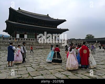 SEO, KOREA, SÜD - 29. Jun 2019: Gruppe von Menschen, die Hanbok auf dem Vorplatz des Gyeongbokung Palastes tragen. Seoul, Südkorea, 29. Juni 2019. Stockfoto