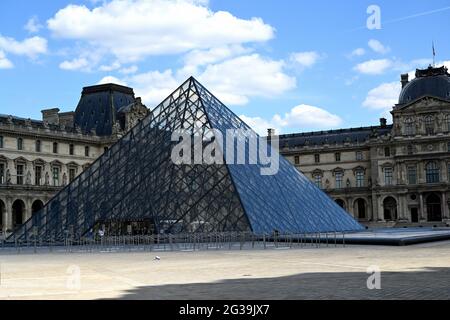 PARIS, FRANKREICH - 08. Mai 2021: Paris, Frankreich, 8 2021. Mai : der Künstler Pei baute diese Pyramide mitten im Innenhof des Louvre-Schlosses Stockfoto