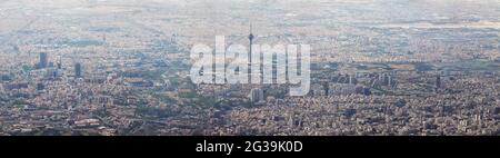 Panoramablick auf Teheran und Milad Tower, Iran. Der Milad Tower ist der sechsthöchste Turm und der 24. Höchste freistehende Turm der Welt. Stockfoto