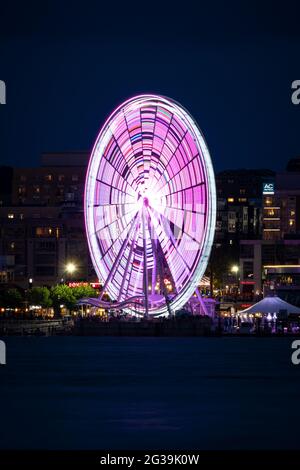 ALEXANDRIA, USA - 13. Jun 2021: Alexandria, Virginia, USA - 12. Juni 2021: Eine lange Exposition des Capital Wheel bei Nacht. Stockfoto