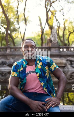 Porträt eines jungen stilvollen ?exicanischen Mannes in einem Park Stockfoto