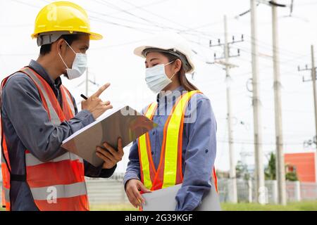 Teamwork Techniker, der vor-Ort-Service im Freien arbeitet, Elektroingenieurteam Stockfoto
