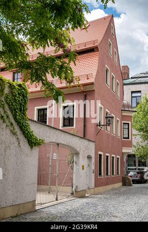 Regensburg, Deutschland. Mai 2021. Das ehemalige Wohnhaus von Georg Ratzinger in der Altstadt. Seit Ratzingers Tod am 1. Juli 2020 ist das Haus leer und wird gerade renoviert. Quelle: Armin Weigel/dpa/Alamy Live News Stockfoto