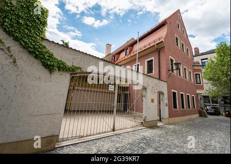 Regensburg, Deutschland. Mai 2021. Das ehemalige Wohnhaus von Georg Ratzinger in der Altstadt. Seit Ratzingers Tod am 1. Juli 2020 ist das Haus leer und wird gerade renoviert. Quelle: Armin Weigel/dpa/Alamy Live News Stockfoto