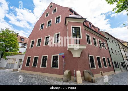 Regensburg, Deutschland. Mai 2021. Das ehemalige Wohnhaus von Georg Ratzinger in der Altstadt. Seit Ratzingers Tod am 1. Juli 2020 ist das Haus leer und wird gerade renoviert. Quelle: Armin Weigel/dpa/Alamy Live News Stockfoto