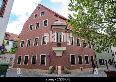 Regensburg, Deutschland. Mai 2021. Das ehemalige Wohnhaus von Georg Ratzinger in der Altstadt. Seit Ratzingers Tod am 1. Juli 2020 ist das Haus leer und wird gerade renoviert. Quelle: Armin Weigel/dpa/Alamy Live News Stockfoto