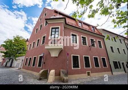 Regensburg, Deutschland. Mai 2021. Das ehemalige Wohnhaus von Georg Ratzinger in der Altstadt. Seit Ratzingers Tod am 1. Juli 2020 ist das Haus leer und wird gerade renoviert. Quelle: Armin Weigel/dpa/Alamy Live News Stockfoto