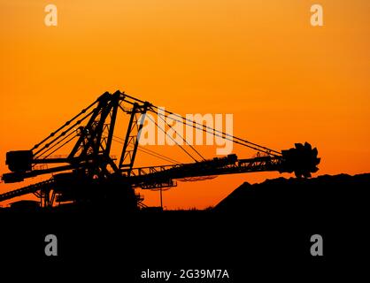 Sonnenuntergang über Eisenerz-Bergbaumaschinen in Port Hedland Western Australia. Stockfoto