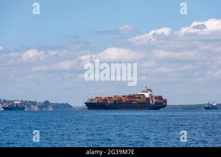 Container Schiffe vor Anker im Hauraki Golf. Auckland, Neuseeland. Stockfoto