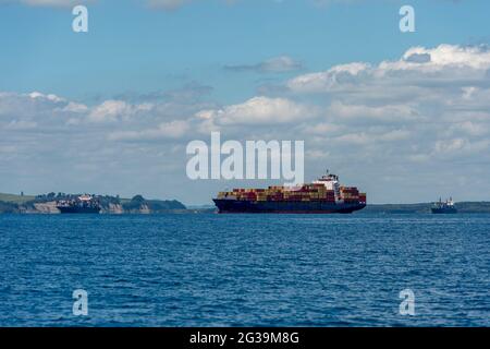 Container Schiffe vor Anker im Hauraki Golf. Auckland, Neuseeland. Stockfoto