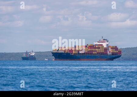 Container Schiffe vor Anker im Hauraki Golf. Auckland, Neuseeland. Stockfoto