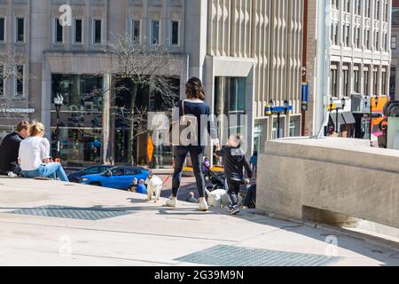 Touristen am Fuße des Soldaten- und Matrosendenkmals am Monument Circle in der Innenstadt von Indianapolis, Indiana, USA. Stockfoto