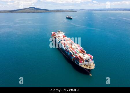 Container Schiffe vor Anker im Hauraki Golf. Auckland, Neuseeland. Stockfoto