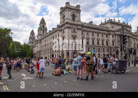 London, Großbritannien. Juni 2021. Während der Anti-Lockdown-Kundgebung in London blockieren Demonstranten den Verkehr auf dem Parliament Square. Anti-Sperren-, Anti-Impfstoff- und Anti-Maske-Demonstranten versammelten sich vor dem Parlament und der Downing Street, als die Regierung ankündigte, dass die Aufhebung weiterer COVID-19-Beschränkungen bis zum 19. Juli verschoben wird. (Foto: Vuk Valcic/SOPA Images/Sipa USA) Quelle: SIPA USA/Alamy Live News Stockfoto