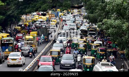 Bangalore. Juni 2021. Das Foto vom 14. Juni 2021 zeigt Staus, als die Regierung des Staates Karnataka die COVID-19-Beschränkungen in Bangalore, Indien, lockerte. Die Regierung des Bundesstaates Karnataka hat die Beschränkungen für wesentliche Dienste gelockert. Quelle: Str/Xinhua/Alamy Live News Stockfoto