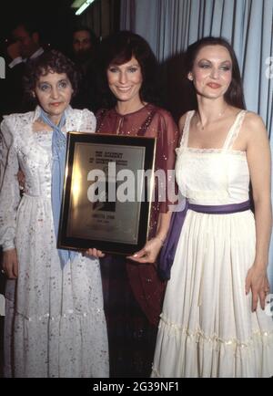 Loretta Lynn mit Mutter Clary Webb und Schwester Crystal Gayle 1980 Quelle: Ralph Dominguez/MediaPunch Stockfoto