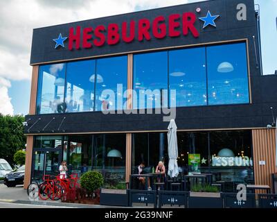 Kiew, Ukraine. Juni 2021. Allgemeine Ansicht des Hesburger Restaurants im Dorf Shchaslyve auf der Autobahn Kiew, Boryspil internationaler Flughafen. Die finnische Restaurantkette Hesburger entwickelt sich in der Hauptstadtregion der Ukraine aktiv weiter. Von den fünfhundert Restaurants dieser Kette sind sieben in Kiew und der Region tätig. Kredit: Igor Golovniov/SOPA Images/ZUMA Wire/Alamy Live Nachrichten Stockfoto