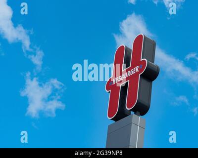 Kiew, Ukraine. Juni 2021. Gesamtansicht des Hesburger Logos gegen den blauen Himmel. Die finnische Restaurantkette Hesburger entwickelt sich in der Hauptstadtregion der Ukraine aktiv weiter. Von den fünfhundert Restaurants dieser Kette sind sieben in Kiew und der Region tätig. Kredit: Igor Golovniov/SOPA Images/ZUMA Wire/Alamy Live Nachrichten Stockfoto