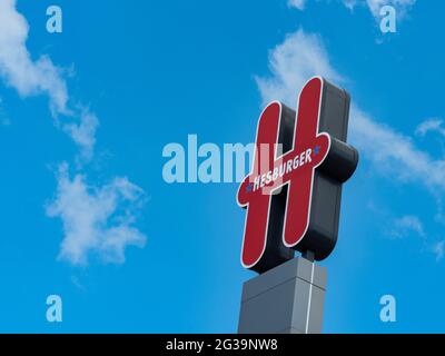 Kiew, Ukraine. Juni 2021. Gesamtansicht des Hesburger Logos gegen den blauen Himmel. Die finnische Restaurantkette Hesburger entwickelt sich in der Hauptstadtregion der Ukraine aktiv weiter. Von den fünfhundert Restaurants dieser Kette sind sieben in Kiew und der Region tätig. (Foto von Igor Golovniov/SOPA Images/Sipa USA) Quelle: SIPA USA/Alamy Live News Stockfoto