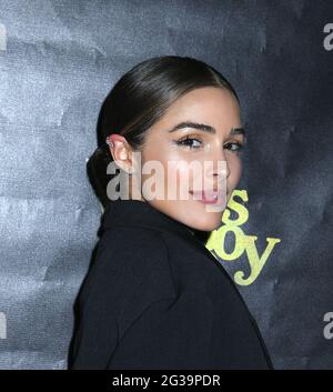 Olivia Culpo im schwarzen Kleid von Louis Vuitton nimmt am 14. Juni 2021 an der Vorführung von „Venus as A Boy“ auf dem Roten Teppich des Tribeca Festivals 2021 in der Fotografiska New York in New York, New York, Teil. Foto von Robin Platzer/Twin Images Telefonnummer 212-935-0770 Robin Platzer/ Twin Images/ Credit: SIPA USA/Alamy Live News Stockfoto