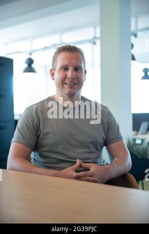 Gelnhausen, Deutschland. Juni 2021. Oliver Till, Leiter Business Development des Coworking Space Kinzig Valley. (To dpa 'Natur und Arbeit: Coworking auf dem Land als Alternative zum Büro') Quelle: Sebastian Gollnow/dpa/Alamy Live News Stockfoto