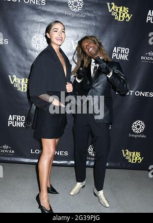 Olivia Culpo im schwarzen Kleid von Louis Vuitton und Ty Hodges nehmen am 14. Juni 2021 an der Vorführung von „Venus als Junge“ auf dem Roten Teppich des Tribeca Festivals 2021 in der Fotografiska New York in New York, New York, Teil. Foto von Robin Platzer/Twin Images Telefonnummer 212-935-0770 Robin Platzer/ Twin Images/ Kredit: SIPA USA/Alamy Live News Stockfoto
